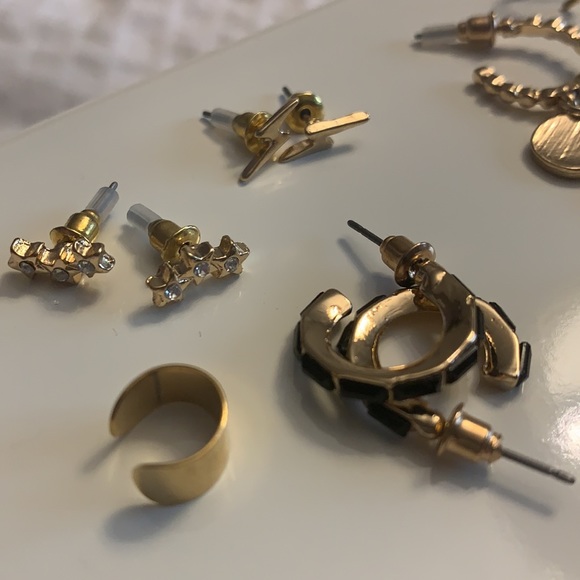 Set of Earrings - Picture 6 of 7